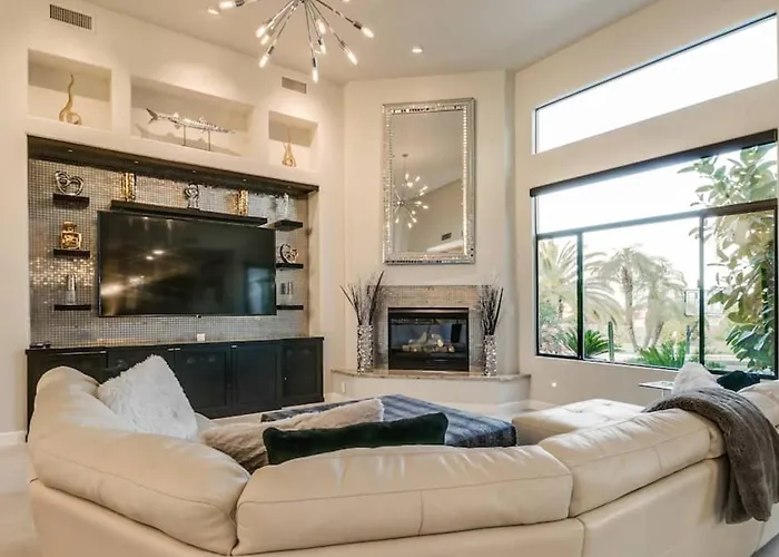 Luxury Contemporary Sanctuary W Pool And Views Holiday home