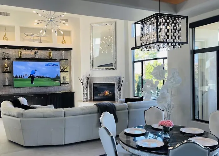 Holiday home Luxury Contemporary Sanctuary W Pool And Views